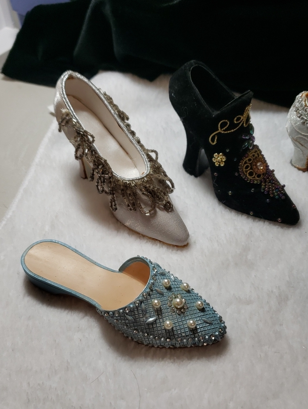 9 RIGHT SHOES - Picture 3 of 16
